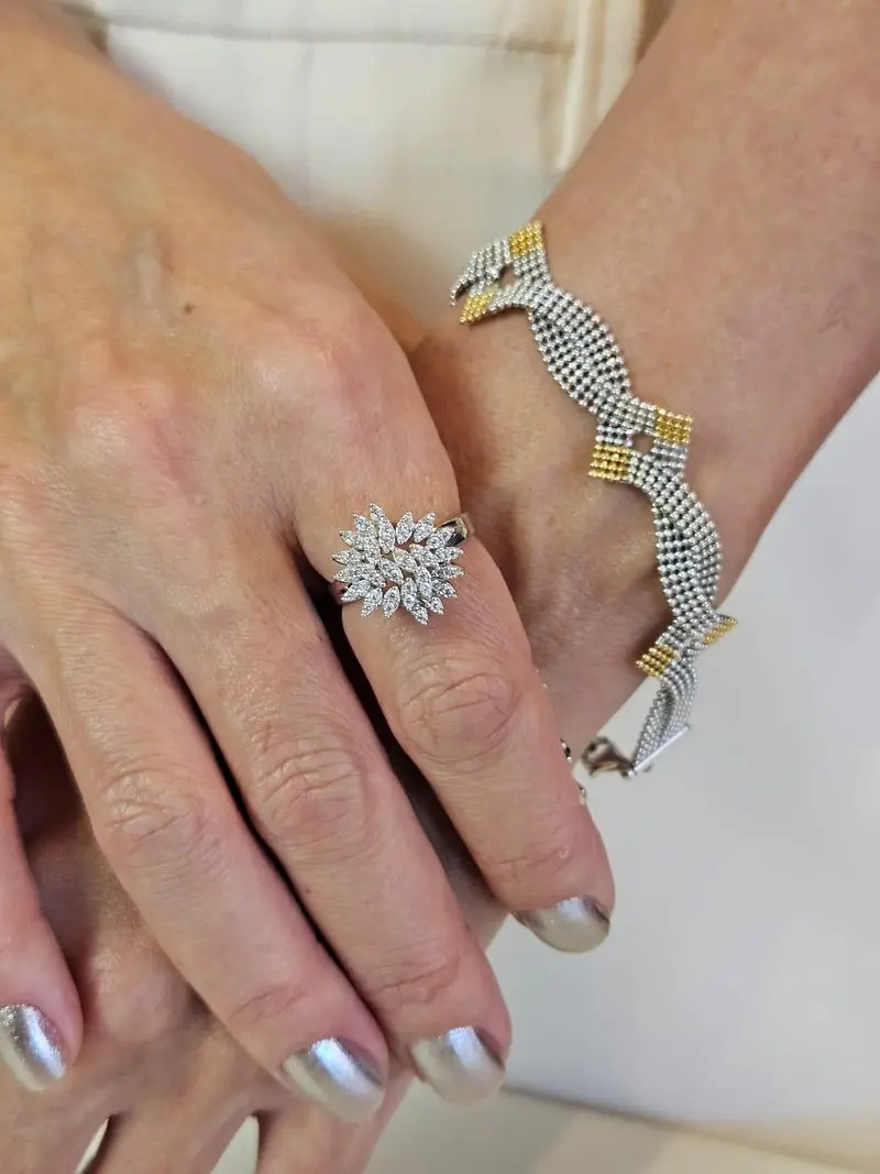 Anel e pulseira com diamantes em close sobre as mãos