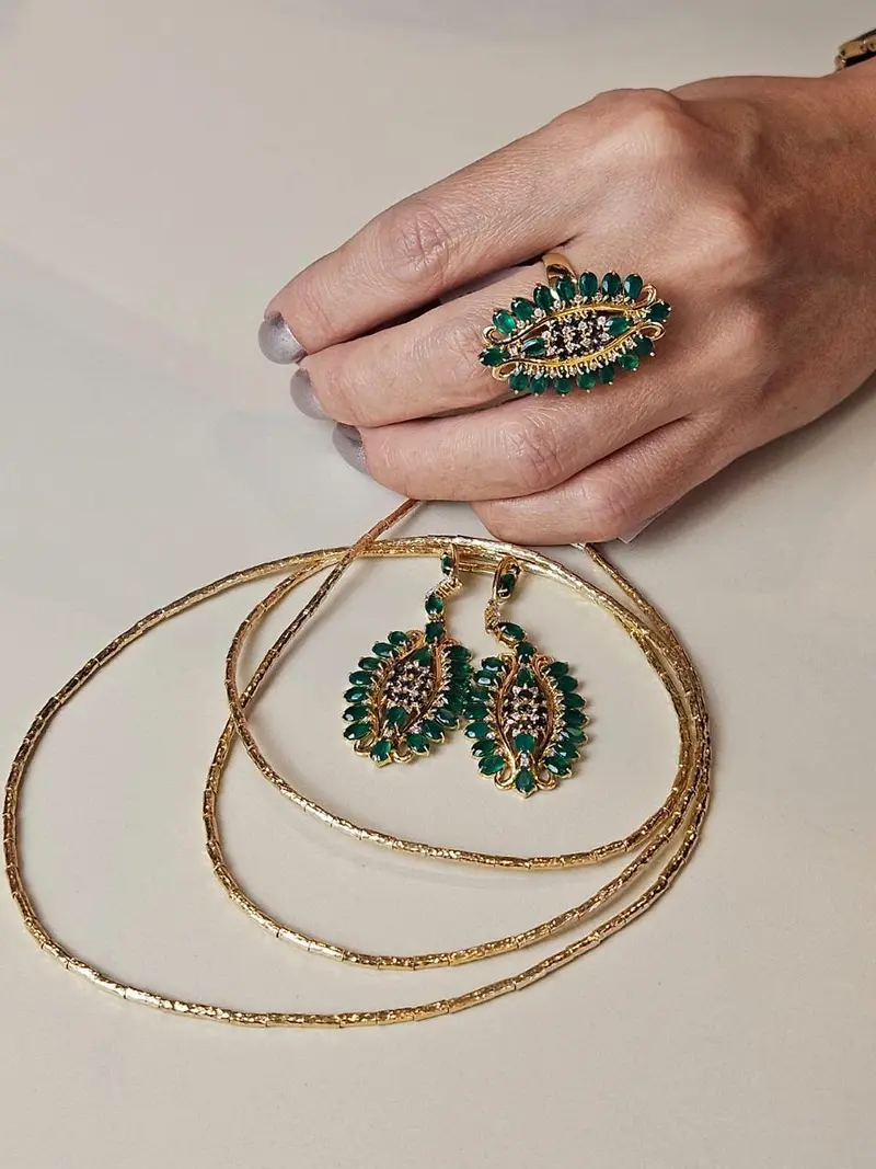 Conjunto exclusivo de anel e brincos com pedras verdes e acabamento dourado
