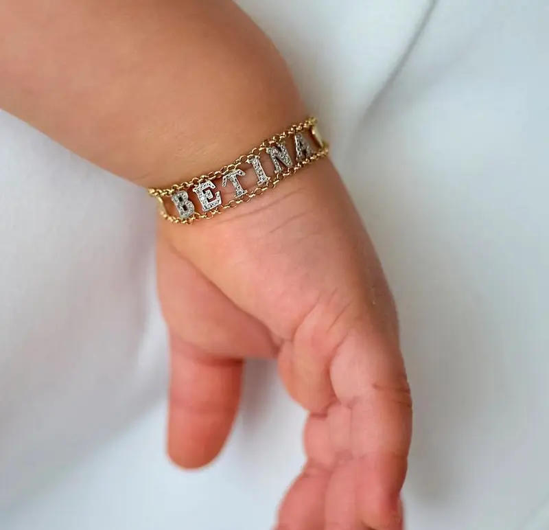 Pulseira infantil personalizada com nome em letras cravejadas